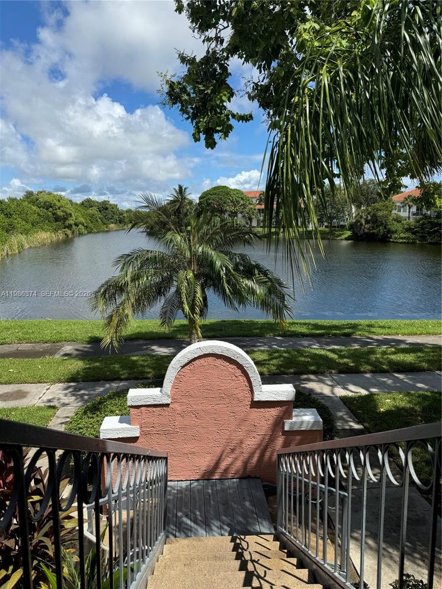 LAKE VIEW UNIT 1 BEDS 1 BATHS. WASHER-DRYER INSIDE UNIT. RENOVATED KITCHEN WITH STAINLESS STEEL APPLIANCES, GRANITE COUNTERTOPS. 
EXCELLENT LOCATION NEAR SUPERMARKET, RESTAURANTS, ECT. 5 MINUTES FROM THE BEACH AND ATLANTIC AVE. 1 BLOCK FROM I-95.
A LOT OF AMENITIES : COMMUNITY POOL, GYM, TENNIS AND VOLLEYBALL AND TENNIS COURT, SPA, ECT.
SEE SHOWING ASSIST FOR SHOWINGS.