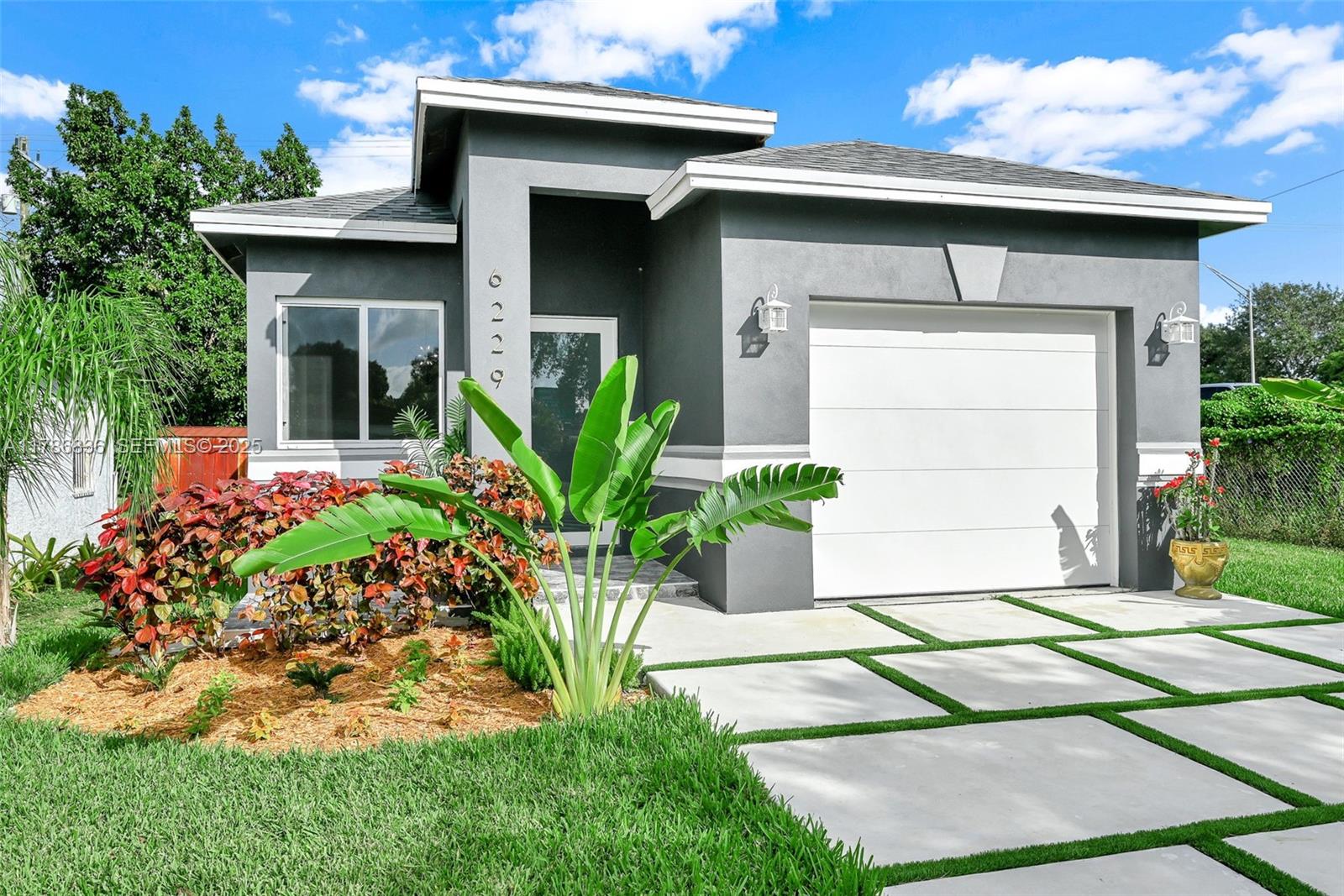 HOLLYWOOD SUBURBS - Residential