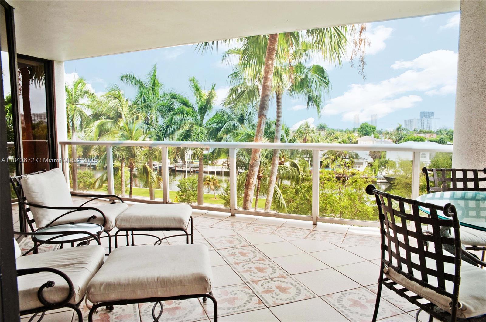 3600 Yacht Club Dr 402, Aventura, FL, 33180/$549,000 4 3600 Yacht Club Dr 402