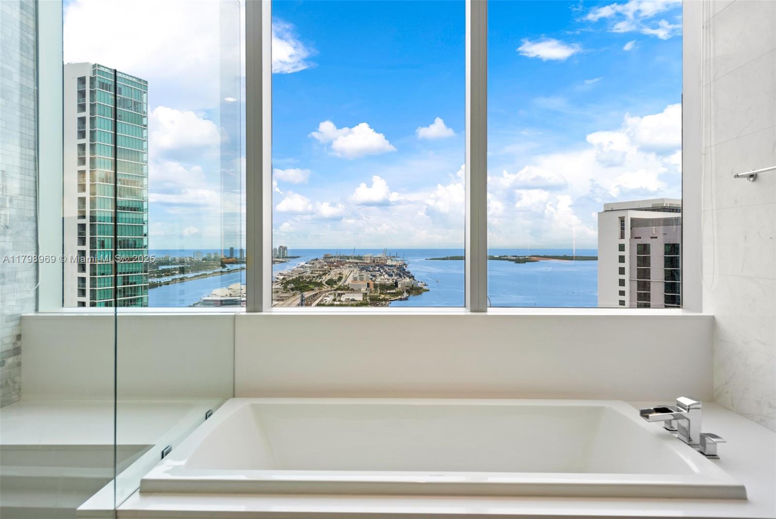 PARAMOUNT MIAMI WORLDCENT - Residential