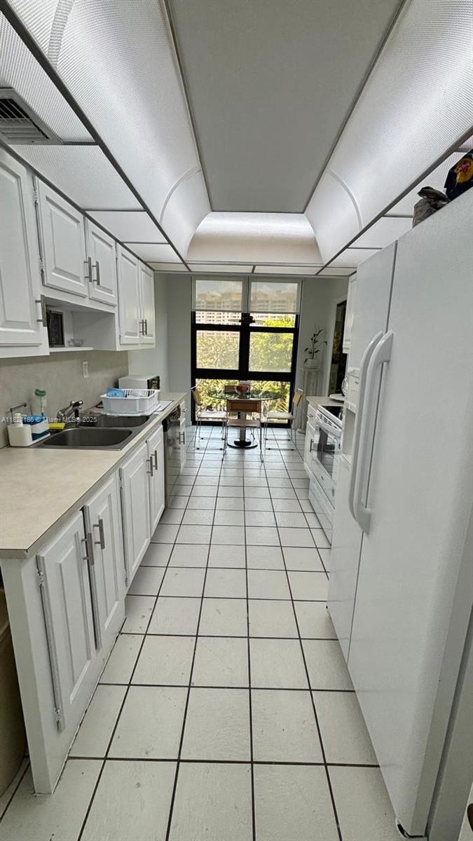 TOWERS OF KEY BISCAYNE CO - Residential Lease