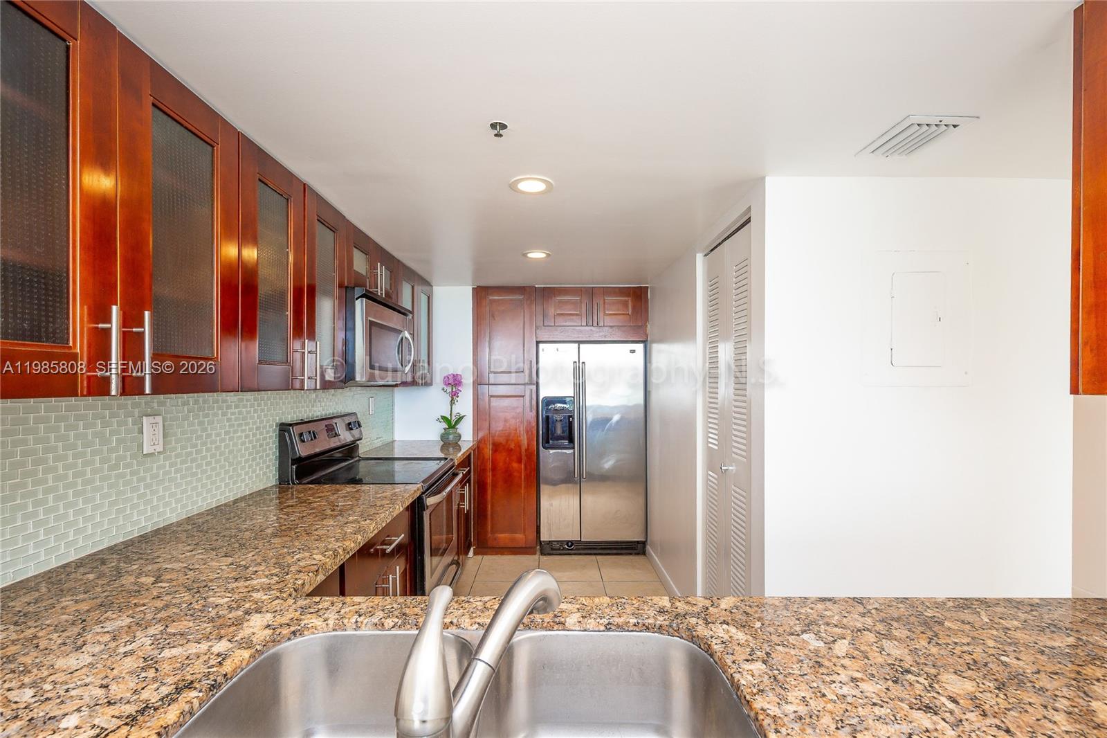 THE GRANDVIEW PALACE COND - Residential Lease