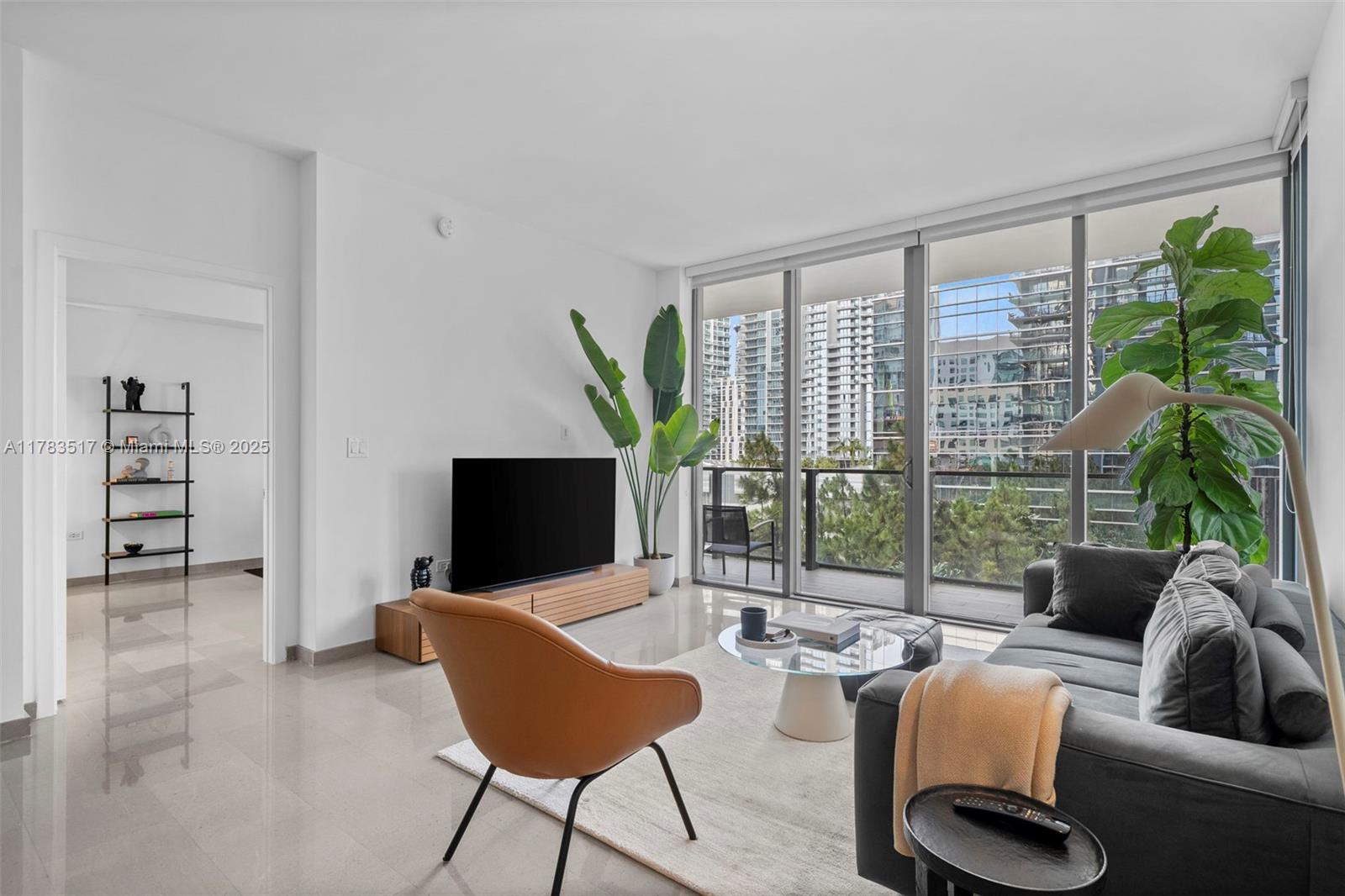 88 SW 7th St 809