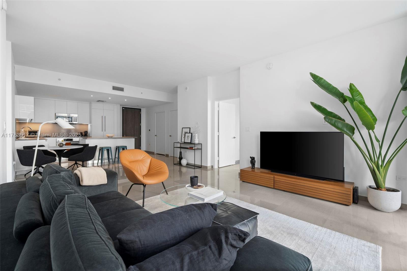 88 SW 7th St 809