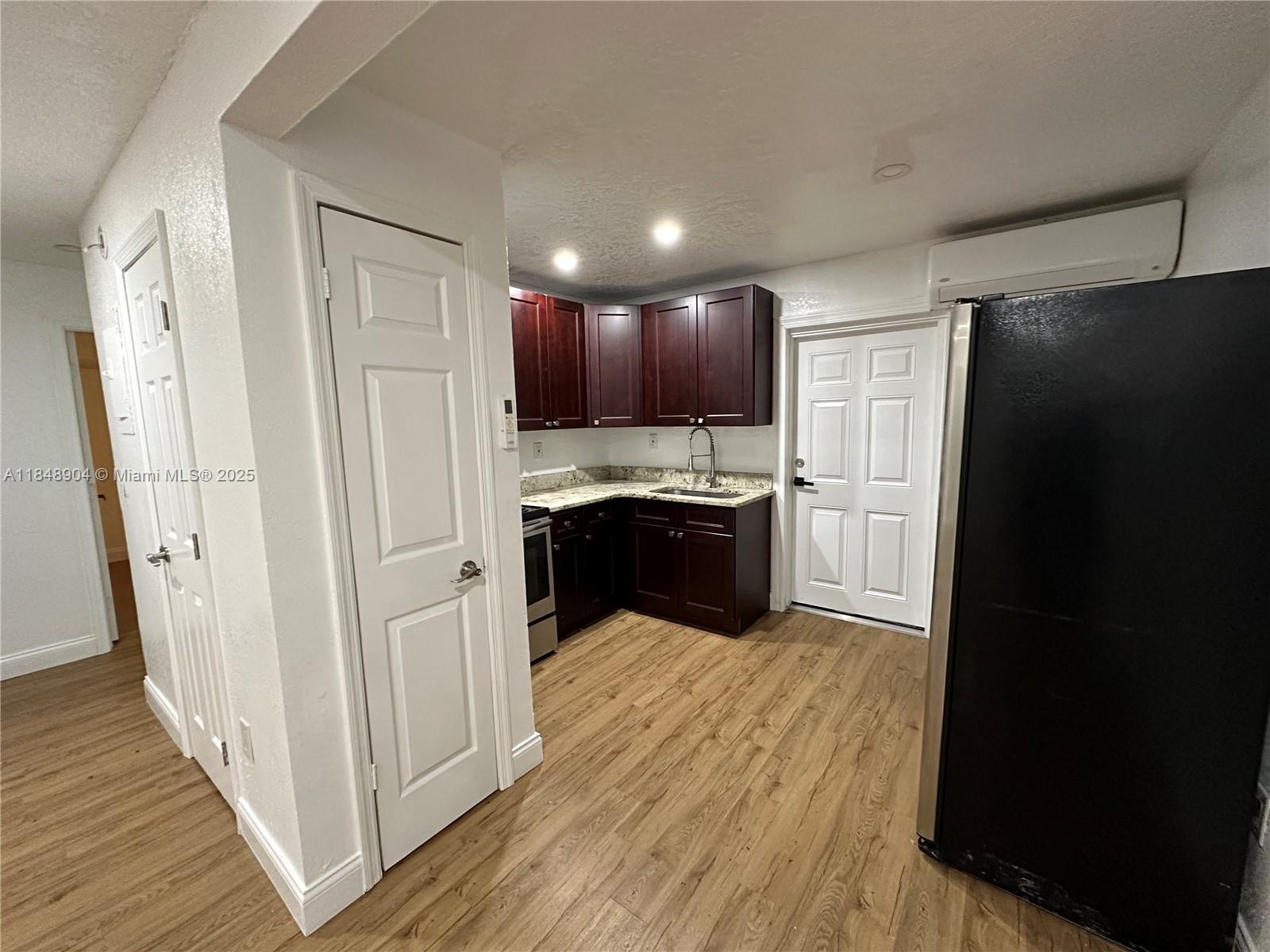 Beautiful unit. Centrally located. Walking distance to the arena and downtown area.