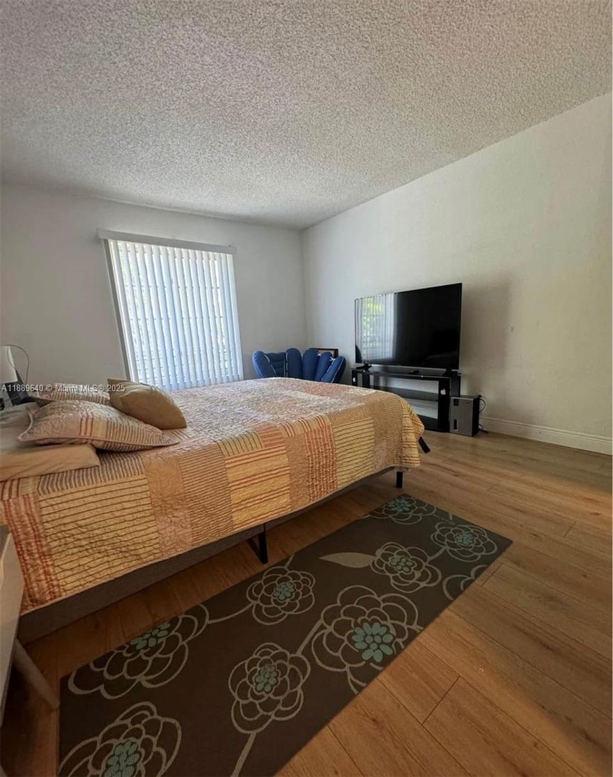 Spacious 1 bedroom / 1 bathroom apartment for rent in Doral.

This unit offers a comfortable layout with bright living areas and an assigned parking space. The community features a beautiful lake, gym, tennis courts, visitor parking, and large green areas. Conveniently located near shops, restaurants, schools, and major highways.
