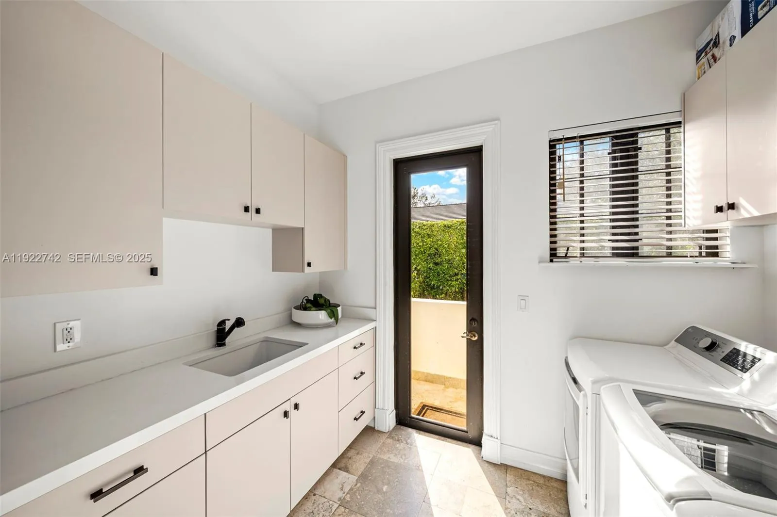 Pinecrest, Florida 33156, United States, 7 Bedrooms Bedrooms, ,8 BathroomsBathrooms,Residential,Active,249746