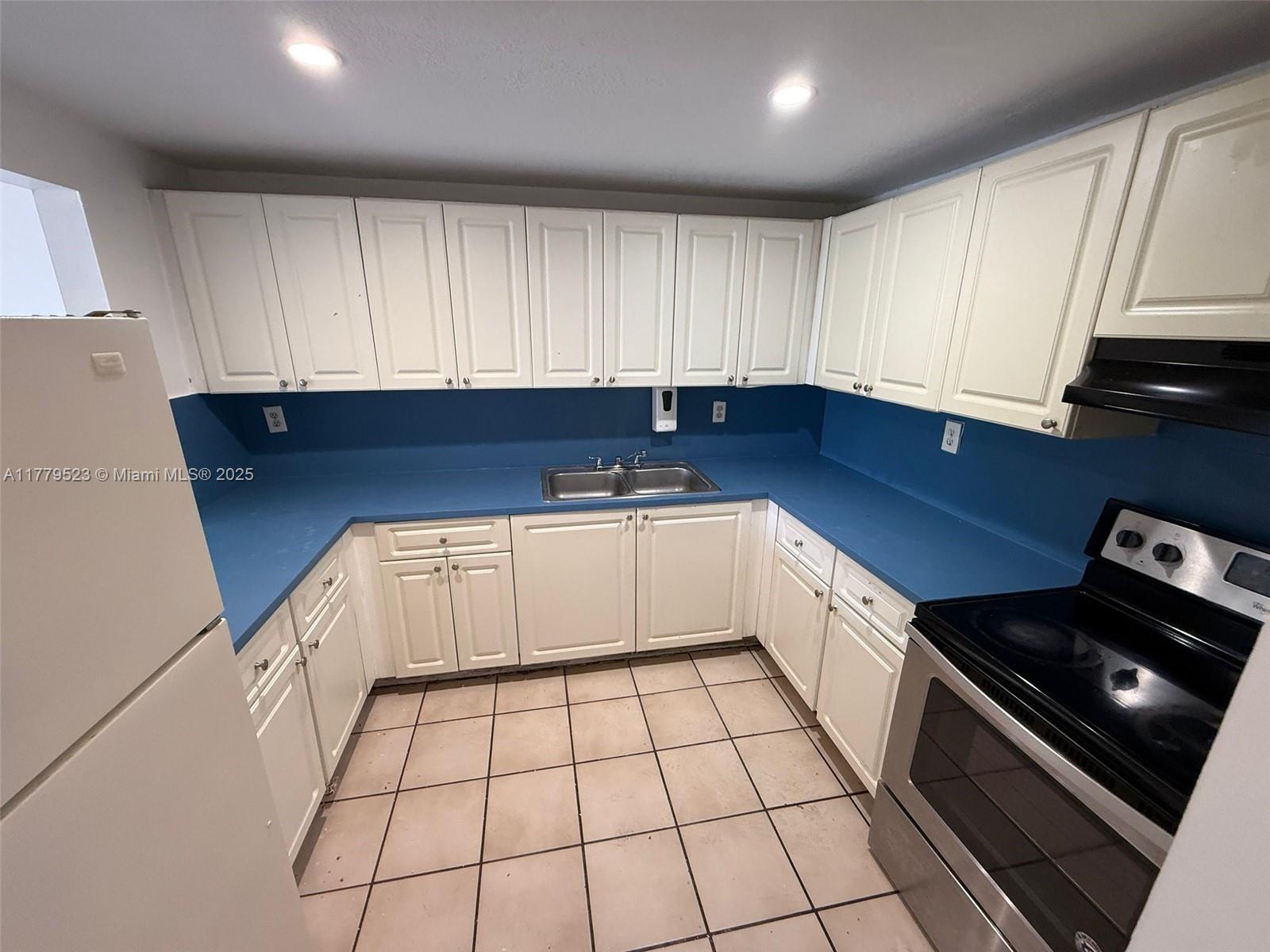 1085 W 68th St 303, Hialeah, Miami-Dade County, Florida - 2 Bedrooms  
1 Bathrooms - 