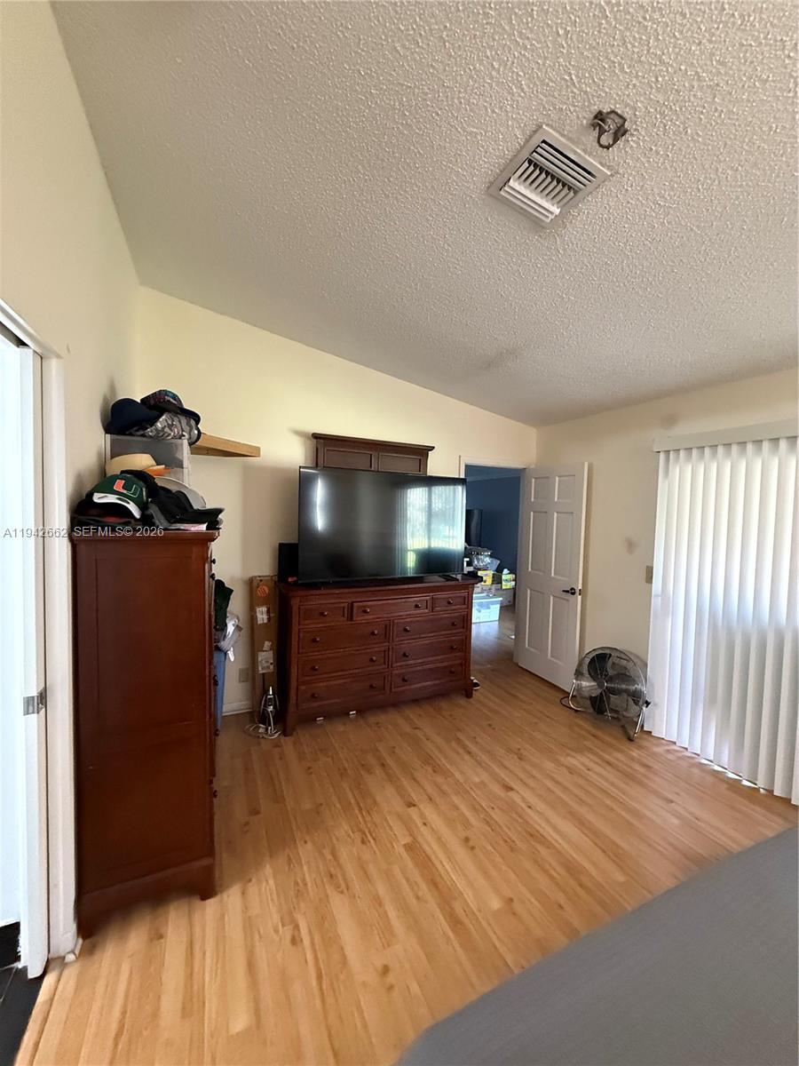 BANYAN LAKES - Residential