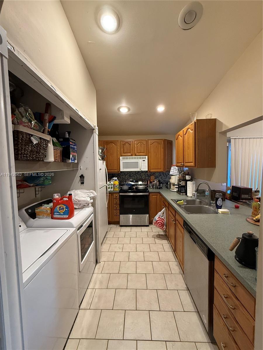 BANYAN LAKES - Residential