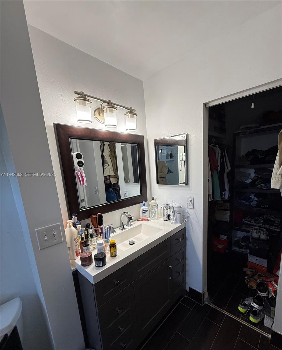 BANYAN LAKES - Residential