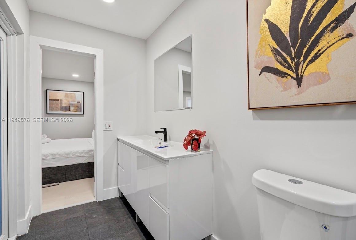 HOLLYWOOD HILLS - Residential