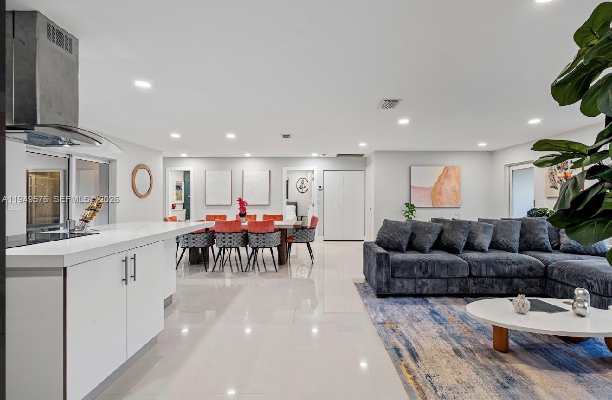 HOLLYWOOD HILLS - Residential