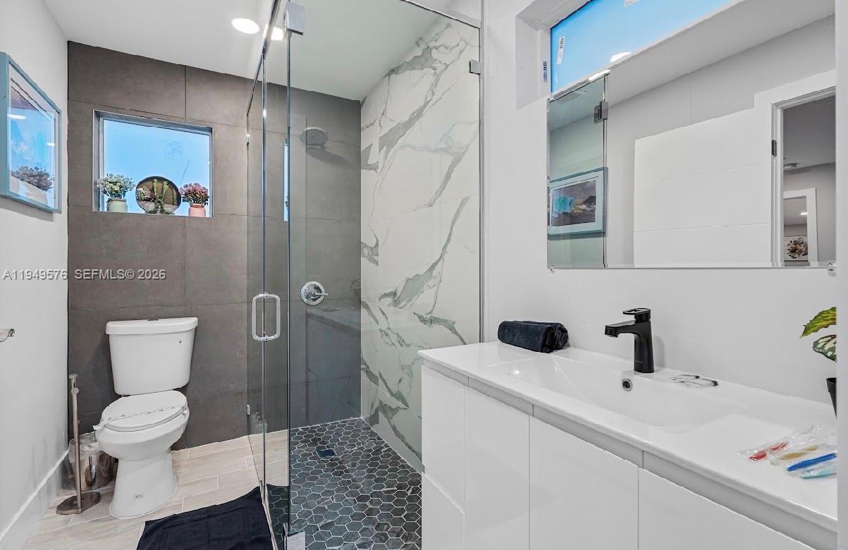 HOLLYWOOD HILLS - Residential