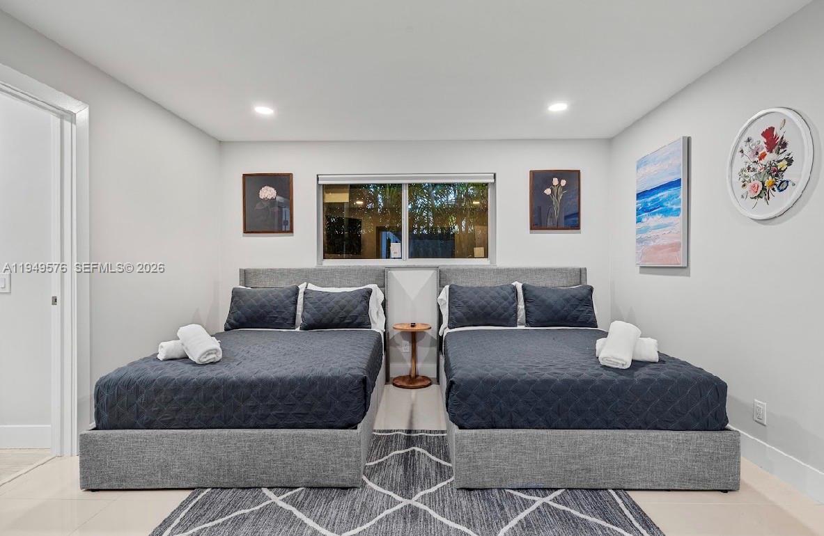 HOLLYWOOD HILLS - Residential