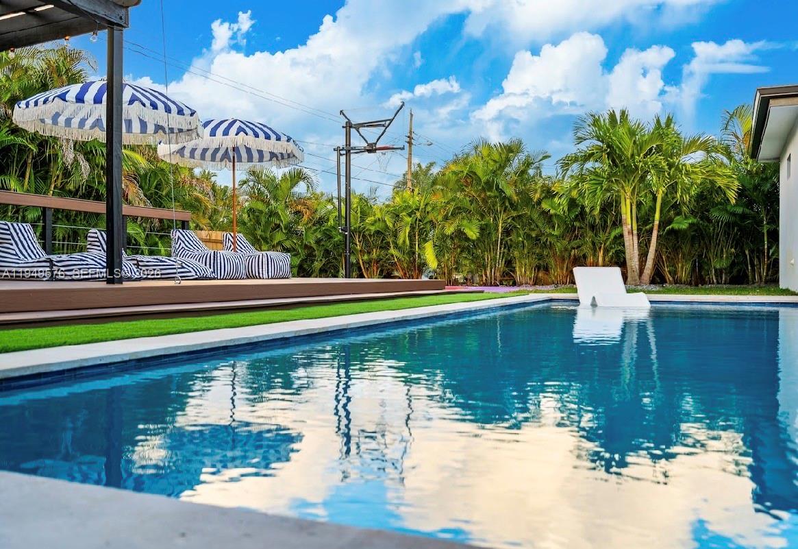 HOLLYWOOD HILLS - Residential