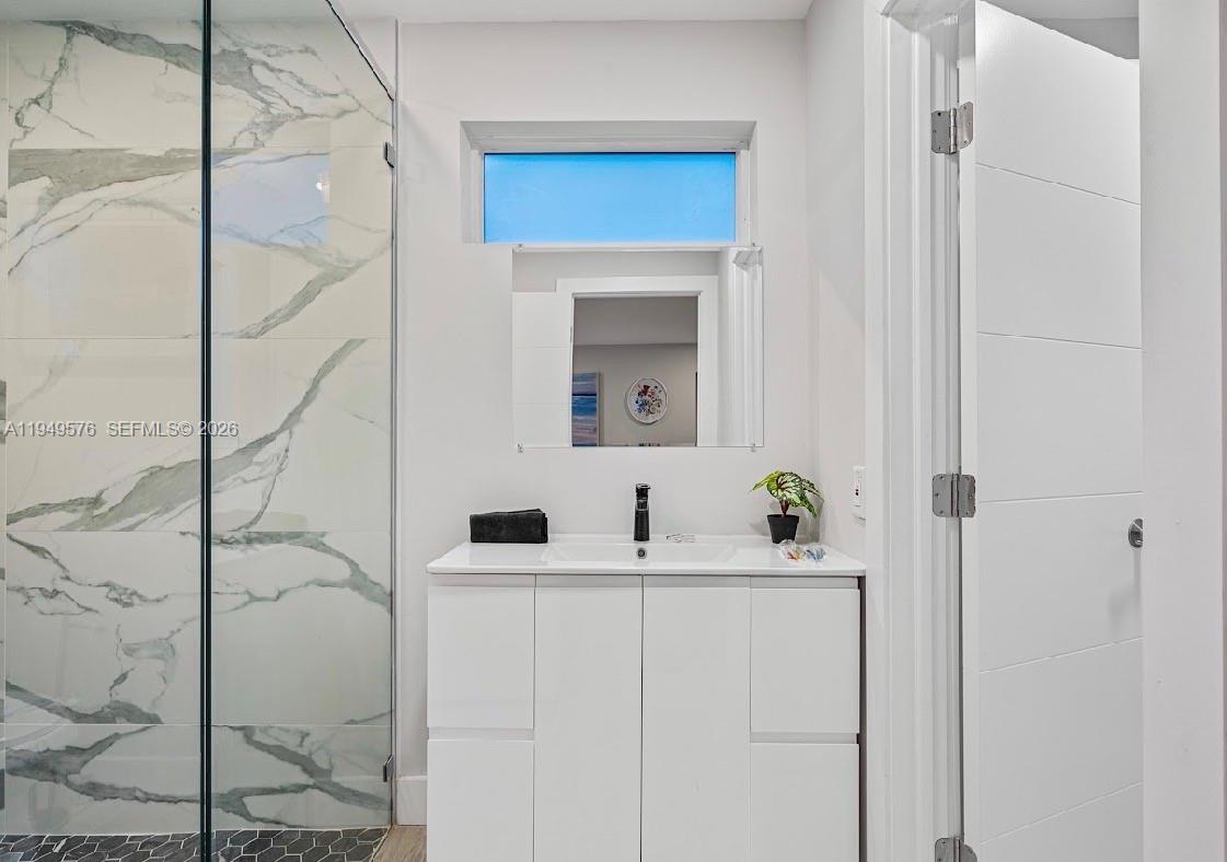 HOLLYWOOD HILLS - Residential