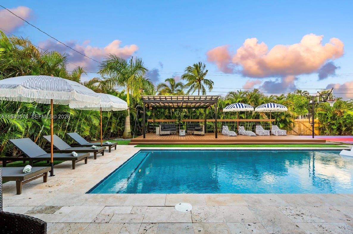 HOLLYWOOD HILLS - Residential