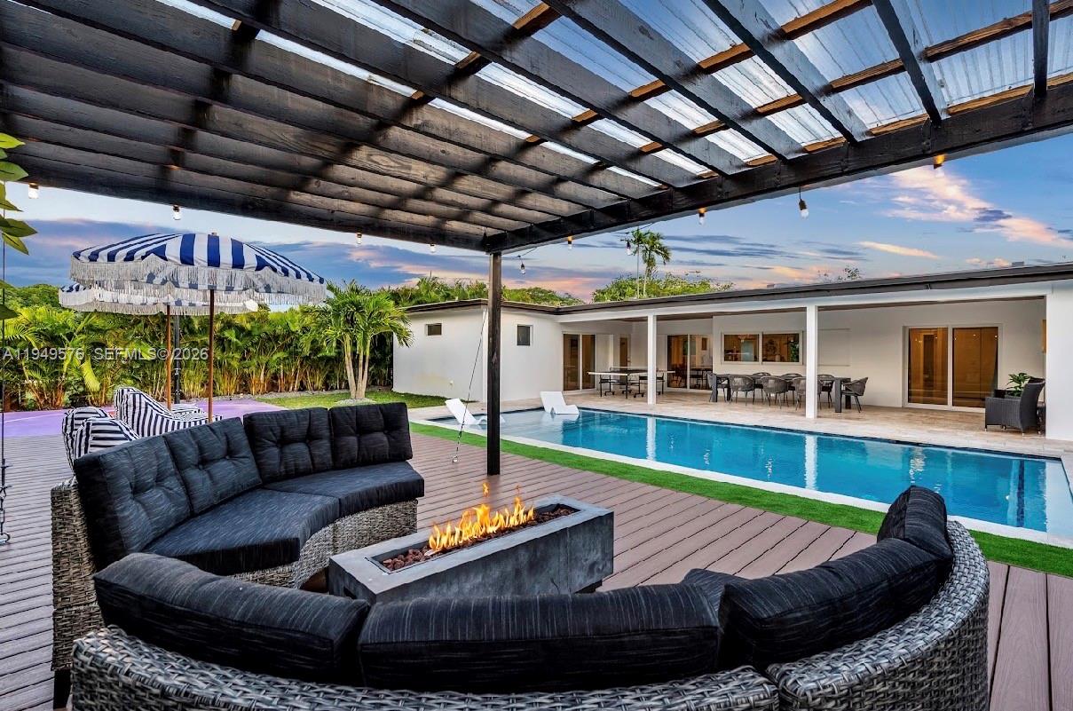 HOLLYWOOD HILLS - Residential