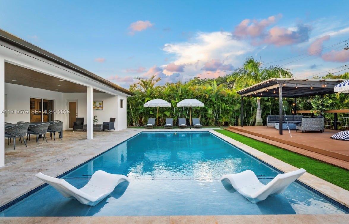 HOLLYWOOD HILLS - Residential