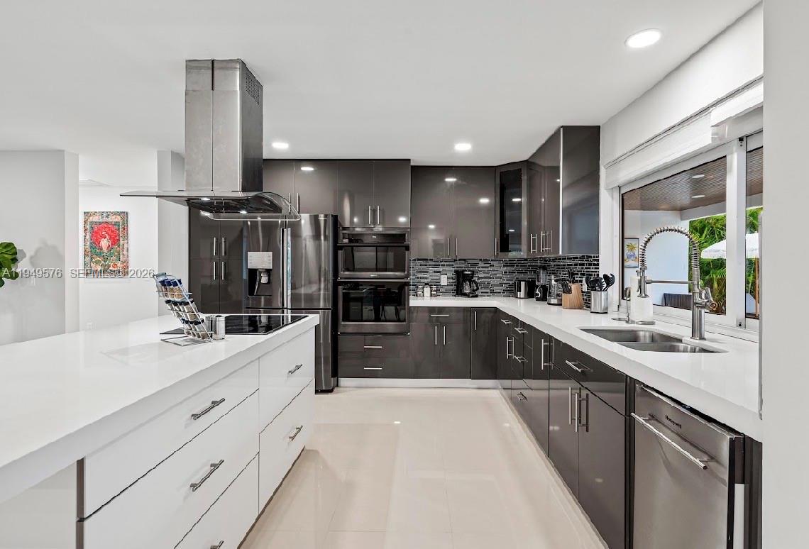 HOLLYWOOD HILLS - Residential