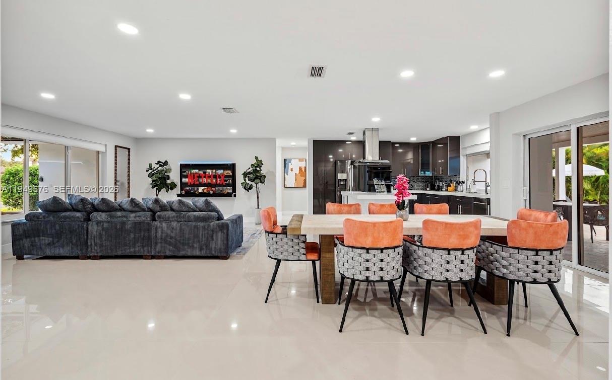 HOLLYWOOD HILLS - Residential