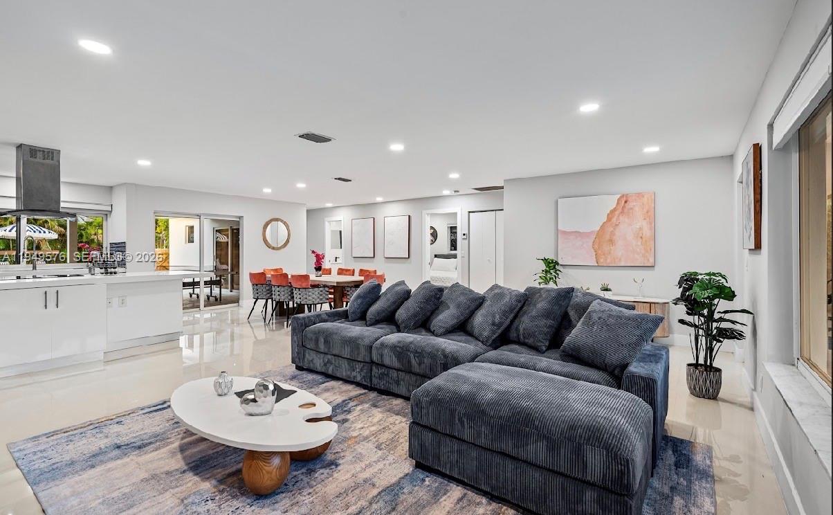 HOLLYWOOD HILLS - Residential