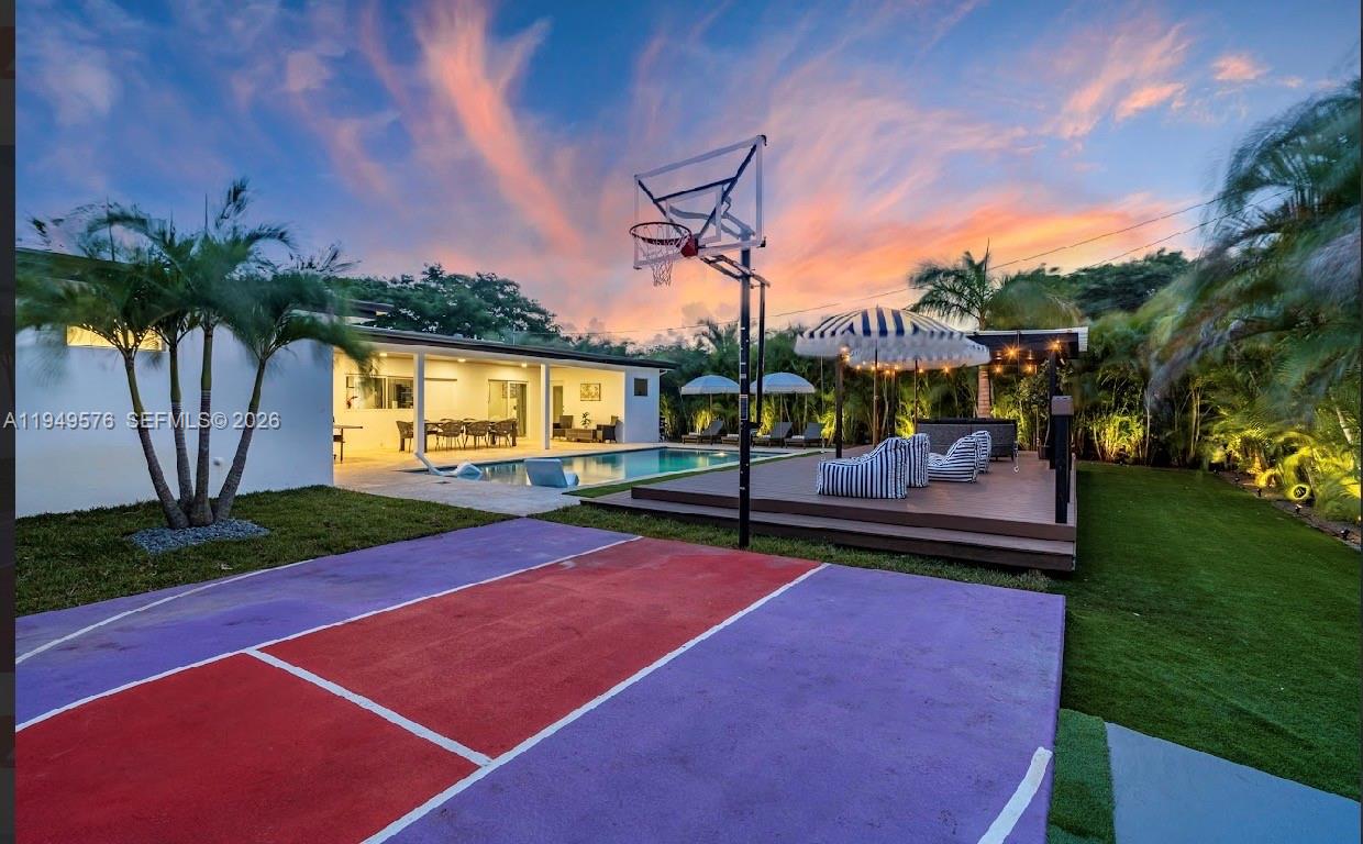 HOLLYWOOD HILLS - Residential