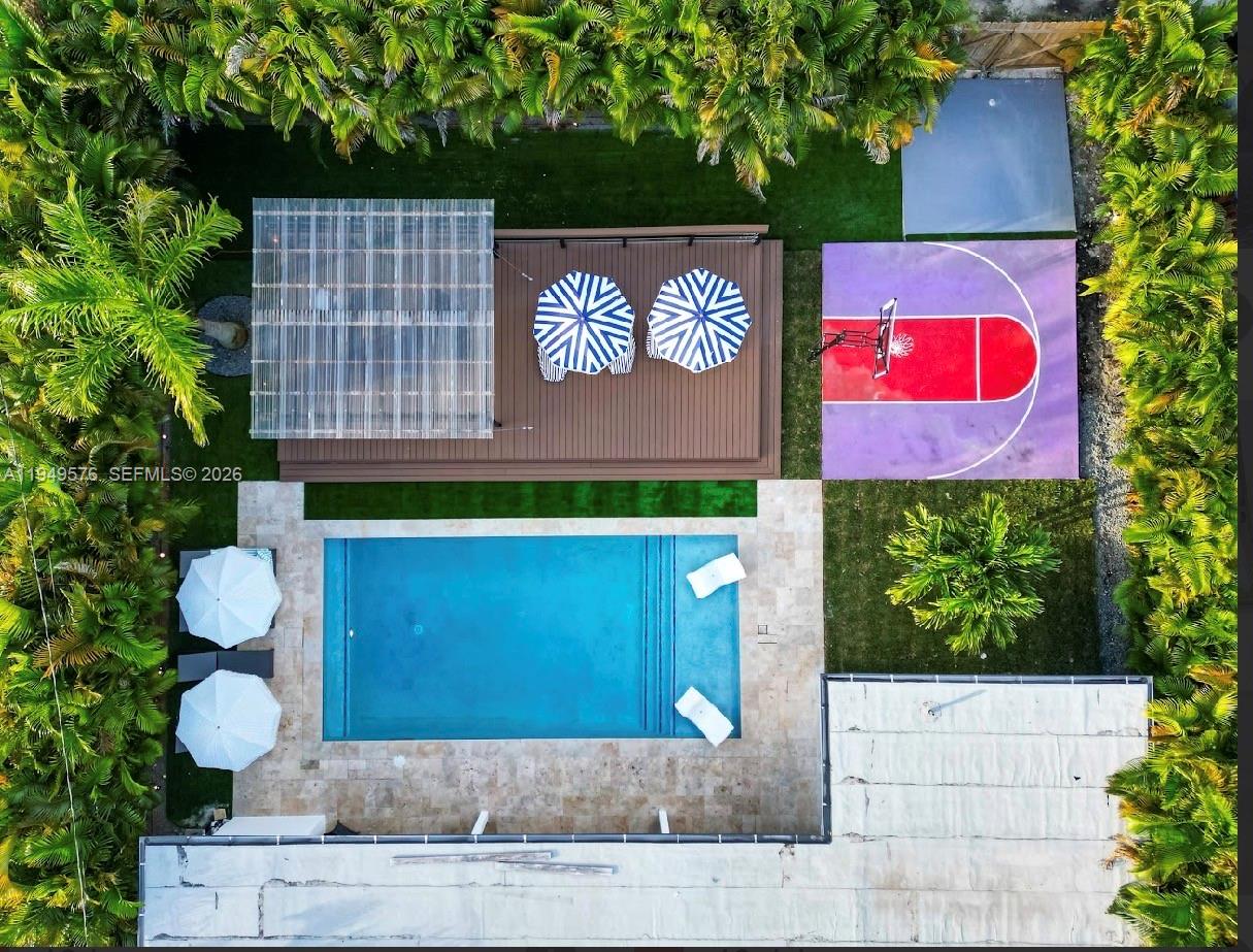 HOLLYWOOD HILLS - Residential