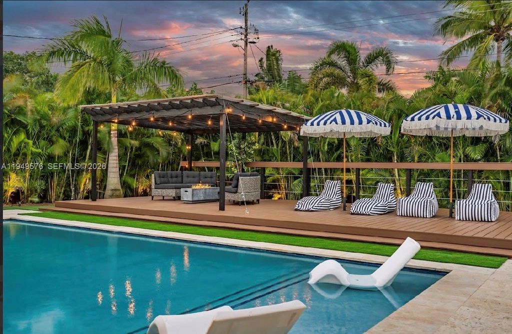 Photo of Hollywood, FL 33021 (MLS # A11949576)