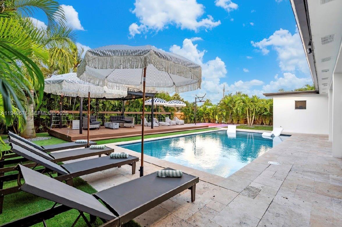 HOLLYWOOD HILLS - Residential