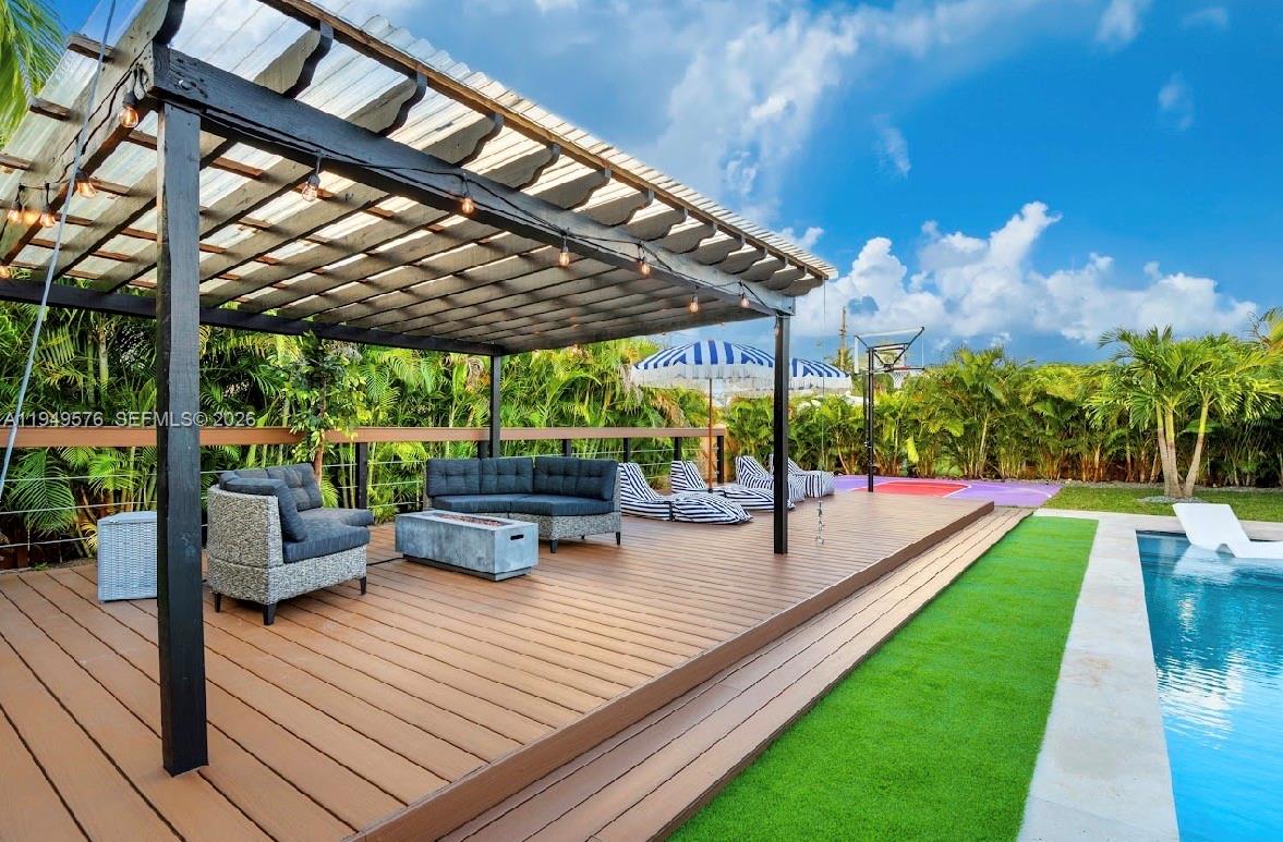 HOLLYWOOD HILLS - Residential