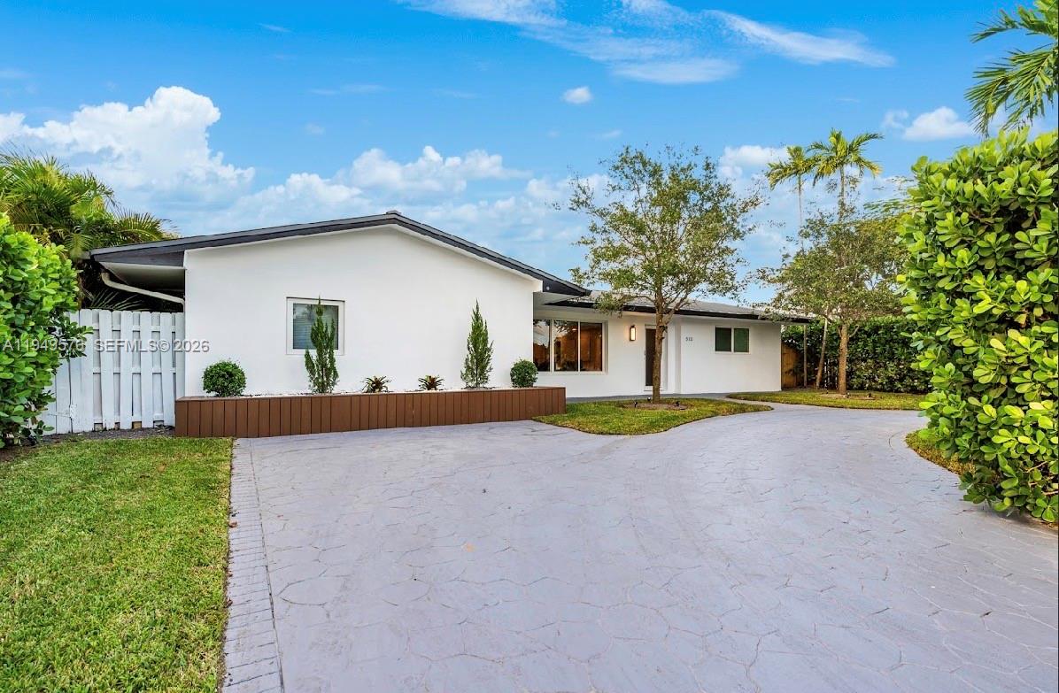 HOLLYWOOD HILLS - Residential