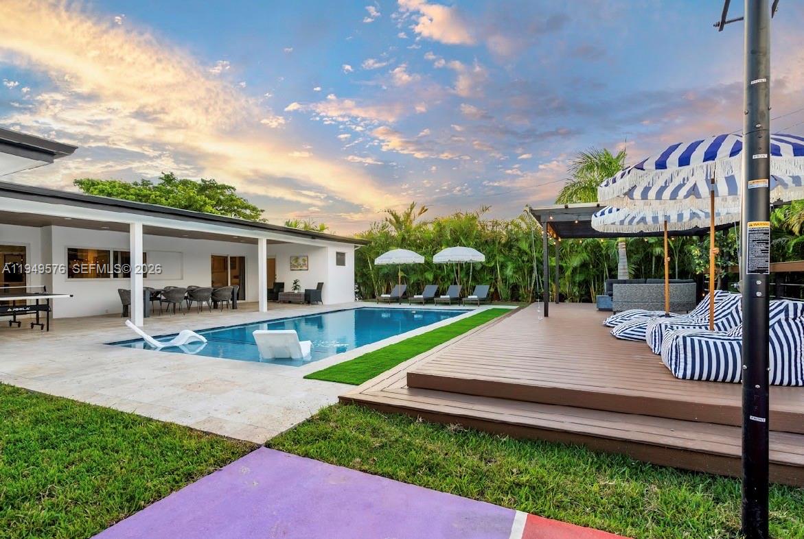 HOLLYWOOD HILLS - Residential