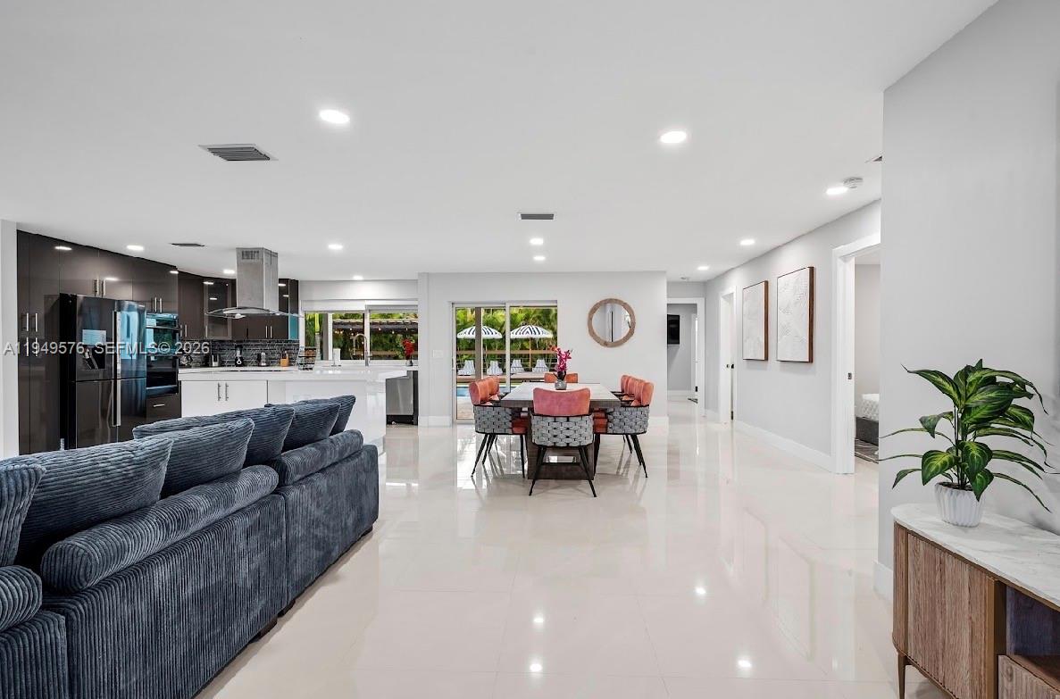 HOLLYWOOD HILLS - Residential