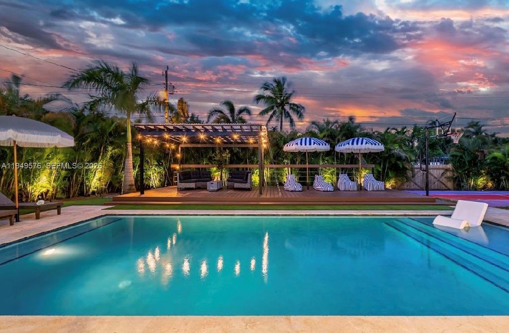 Photo of Hollywood, FL 33021 (MLS # A11949576)