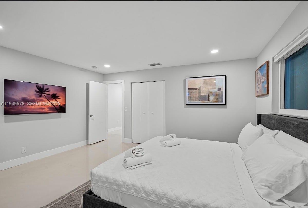 HOLLYWOOD HILLS - Residential