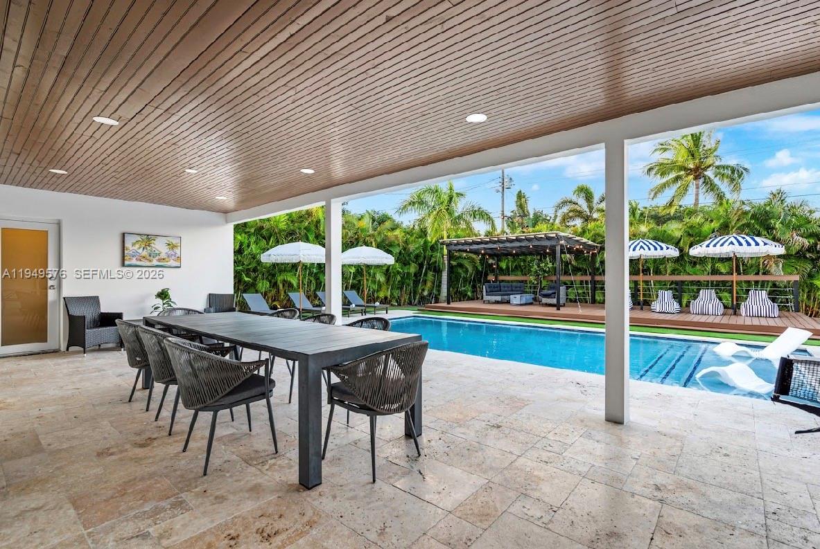 HOLLYWOOD HILLS - Residential