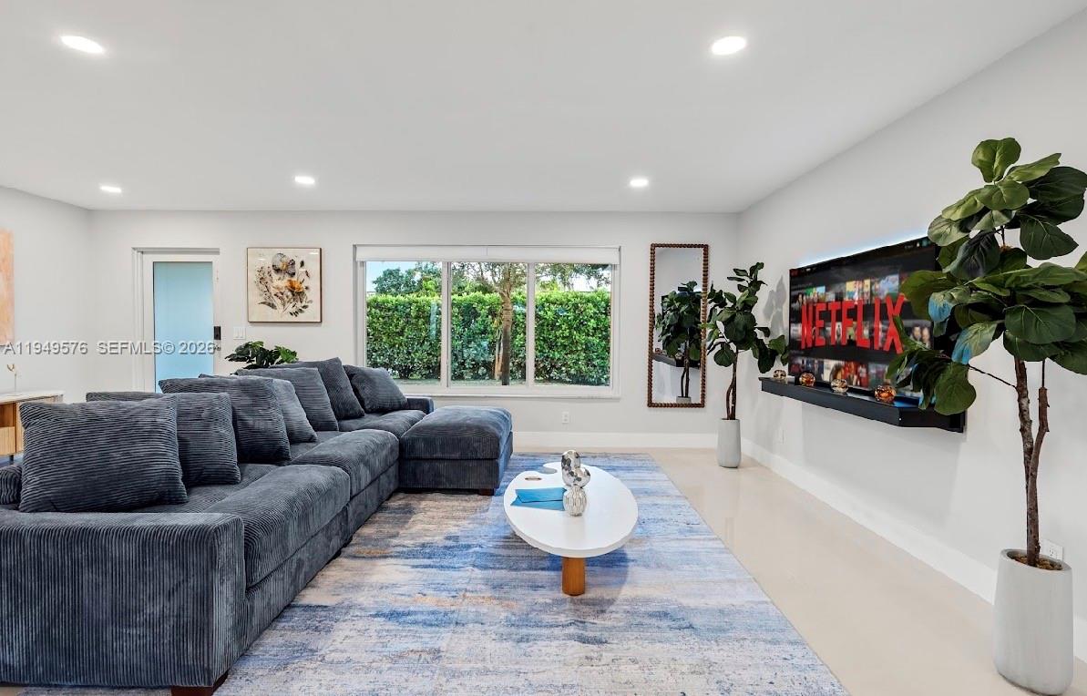 HOLLYWOOD HILLS - Residential