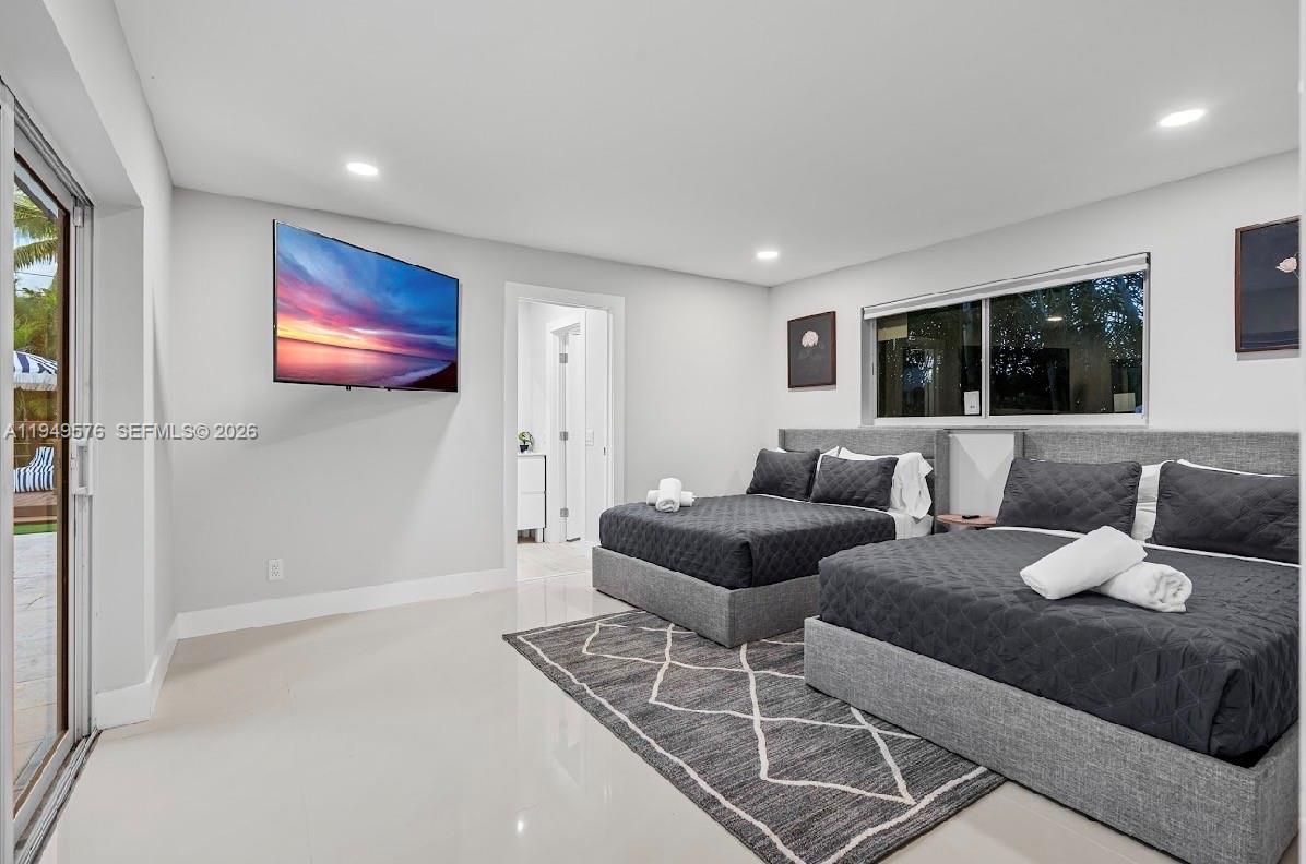 HOLLYWOOD HILLS - Residential