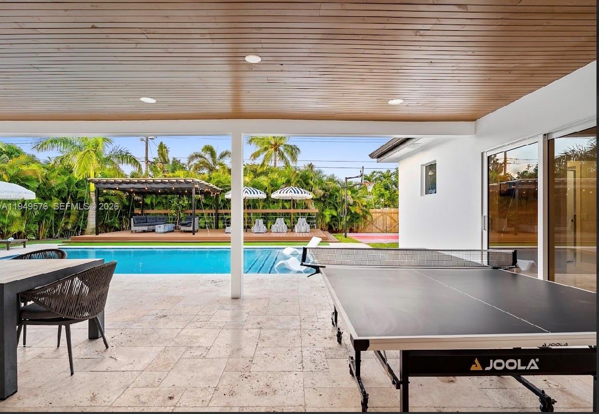 HOLLYWOOD HILLS - Residential