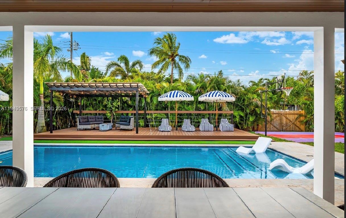 HOLLYWOOD HILLS - Residential