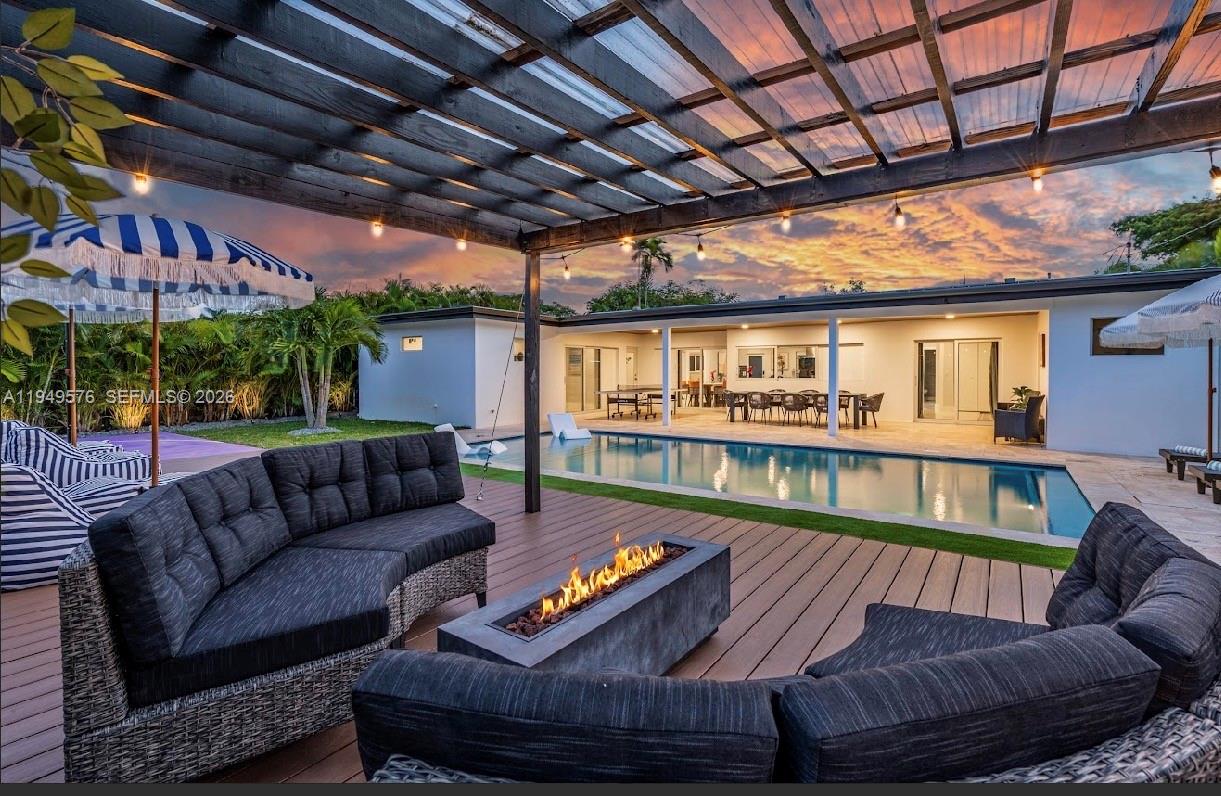 HOLLYWOOD HILLS - Residential