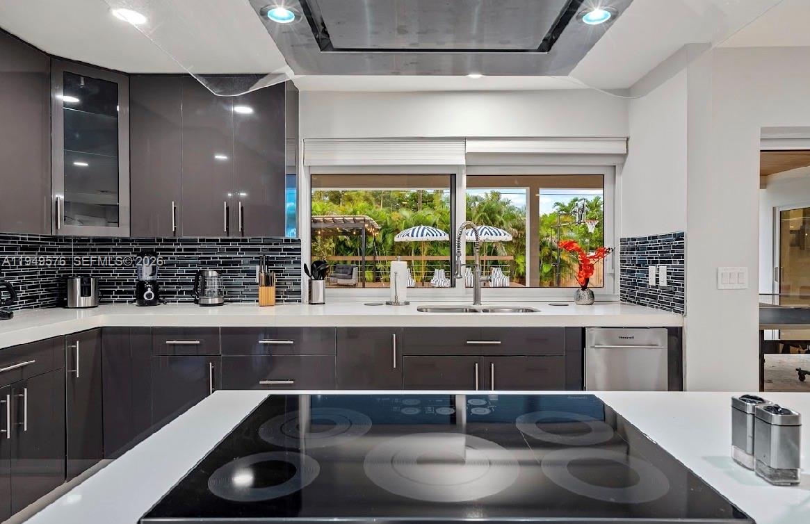 HOLLYWOOD HILLS - Residential