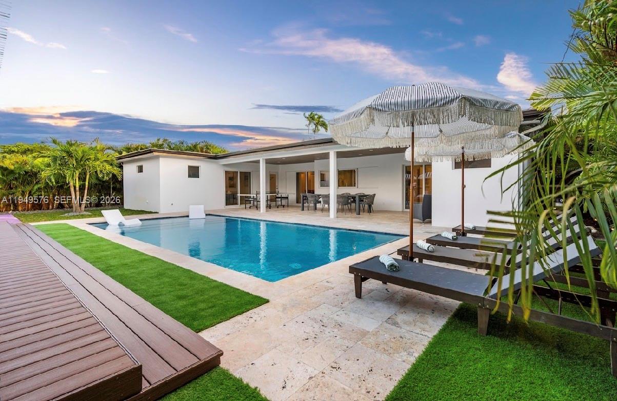 HOLLYWOOD HILLS - Residential