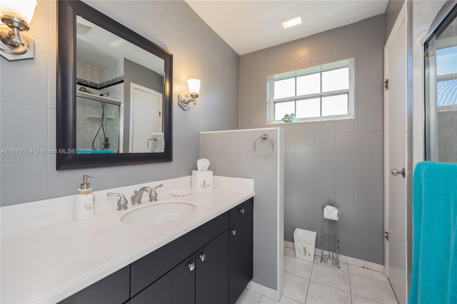 HOLLYWOOD HILLS - Residential Lease