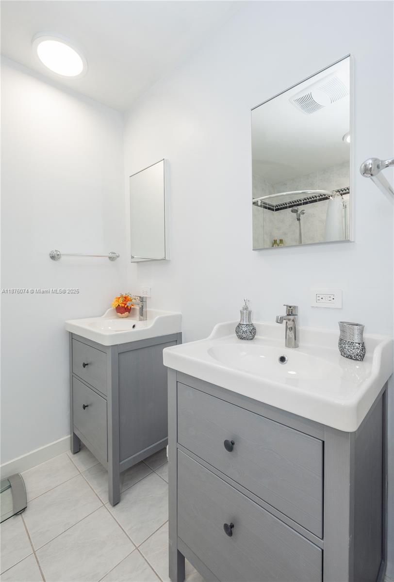 HOLLYWOOD HILLS - Residential Lease