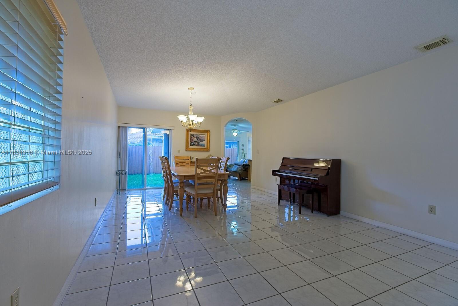 10360 SW 22nd St, Miami, FL, 33165/$630,000 3 10360 SW 22nd St