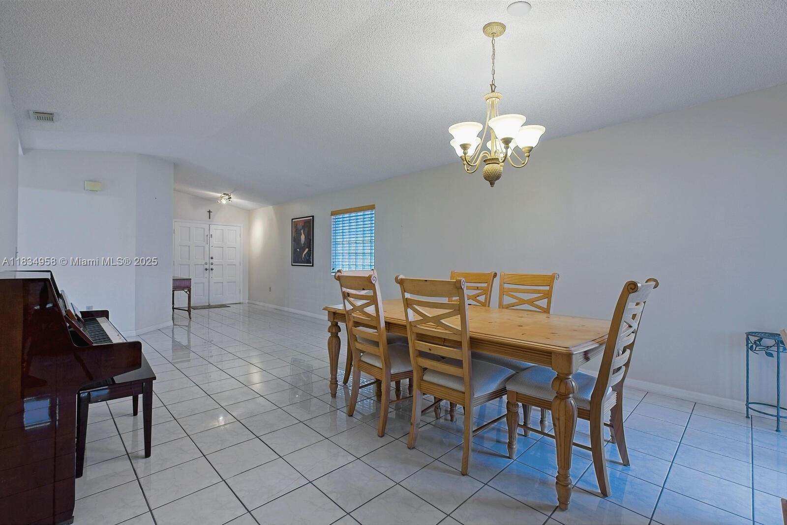 10360 SW 22nd St, Miami, FL, 33165/$630,000 4 10360 SW 22nd St