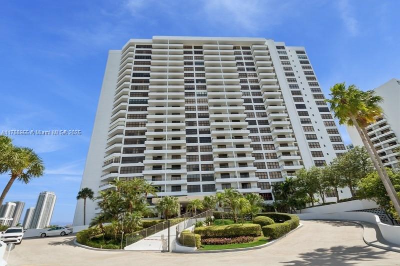 2500 Parkview Dr 1816, Hallandale Beach, Broward County, Florida - 2 Bedrooms  
2 Bathrooms - 